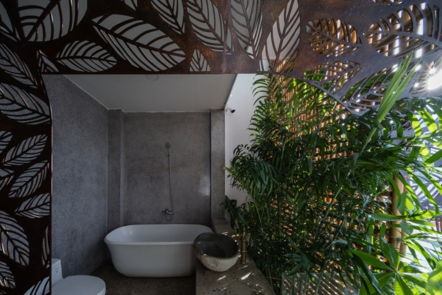 B&ecirc;n cạnh đ&oacute;, c&aacute;c nan tre đan cho ph&eacute;p th&ocirc;ng gi&oacute; tự nhi&ecirc;n. Tấm m&agrave;nh tre n&agrave;y cũng được d&ugrave;ng để che nắng cho s&acirc;n thượng.