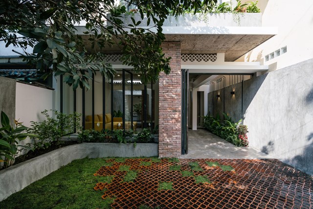 Ngôi nhà cổ được cải tạo e ấp dưới bóng cây ở TP HCM - Ảnh 1