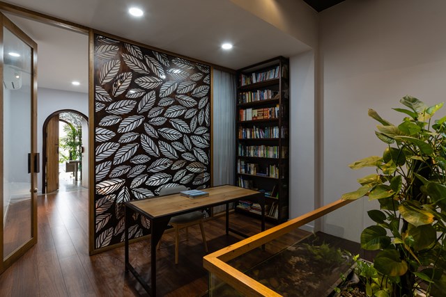 Vật liệu trong nh&agrave; được sử dụng l&agrave; sự kết hợp giữa đương đại v&agrave; truyền thống, gợi nhớ đến kh&ocirc;ng gian l&agrave;ng qu&ecirc; Việt Nam: tre, gỗ, kết hợp k&iacute;nh, sắt.&nbsp;