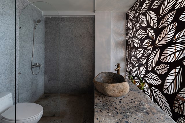 Tấm sắt mỏng lớn lơ lửng trong không gian, bao phủ toàn bộ ngôi nhà 5 tầng - Ảnh 3