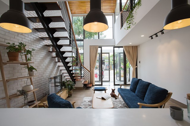 Đất dài 20 m được cắt đôi làm phòng ngủ biệt lập thêm khu vườn ‘sang chảnh’ - Ảnh 1 Đất dài 20 m được cắt đôi làm phòng ngủ biệt lập thêm khu vườn ‘sang chảnh’ - Ảnh 1