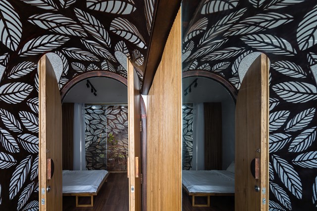 Tấm sắt mỏng lớn lơ lửng trong không gian, bao phủ toàn bộ ngôi nhà 5 tầng - Ảnh 2