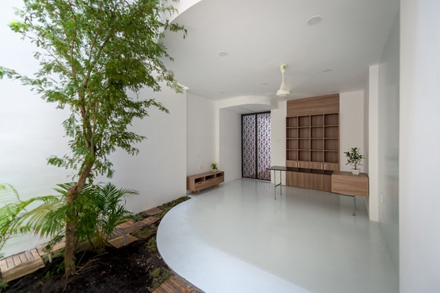 Tầng trệt c&oacute; một khu vườn nhỏ nằm ở vị tr&iacute; bất lợi nhất của c&ocirc;ng tr&igrave;nh. Phương ph&aacute;p cải tạo l&agrave; thiết kế một khối thay đổi g&oacute;c nh&igrave;n từ cao xuống thấp nhằm tối ưu h&oacute;a &aacute;nh s&aacute;ng tự nhi&ecirc;n cho c&acirc;y xanh tại nơi đ&acirc;y.