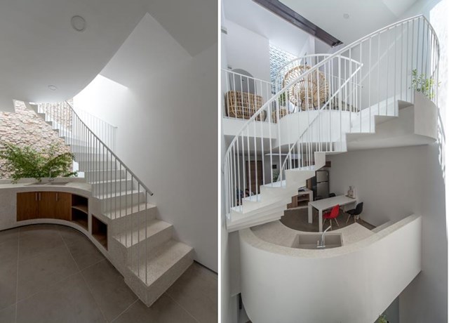 Cầu thang thay đổi từ tầng n&agrave;y sang tầng kh&aacute;c, xung quanh giếng trời ch&iacute;nh v&agrave; phụ tạo n&ecirc;n một cuộc phi&ecirc;u lưu sống động qua c&aacute;c kh&ocirc;ng gian.