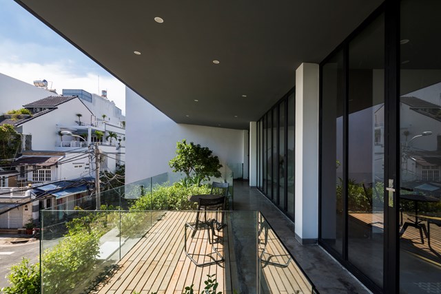 Mặt tiền theo hướng T&acirc;y, ng&ocirc;i nh&agrave; v&igrave; thế c&oacute; một tấm chắn nắng tự động nhằm kiểm so&aacute;t &aacute;nh nắng mặt trời.