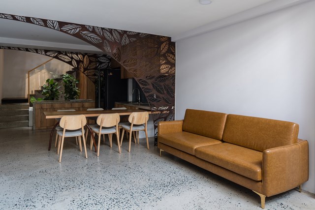 Những khu vườn nhỏ được sử dụng tương tự để ngăn c&aacute;ch nội thất v&agrave; ngoại thất; nh&agrave; vệ sinh v&agrave; ph&ograve;ng ngủ hoặc nh&agrave; bếp; c&aacute;c ph&ograve;ng ngủ v&agrave; cầu thang.