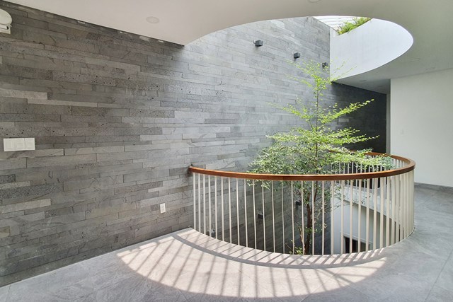 Nhà mặt tiền 5 m nhưng rộng bất ngờ vì một mẹo nhỏ - Ảnh 4 Nhà mặt tiền 5 m nhưng rộng bất ngờ vì một mẹo nhỏ - Ảnh 4