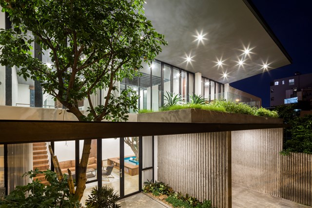 Phần m&aacute;i nh&ocirc; ra ph&iacute;a trước gi&uacute;p tr&aacute;nh &aacute;nh s&aacute;ng mặt trời trực tiếp, cửa sổ ho&agrave;n to&agrave;n bằng k&iacute;nh mở.