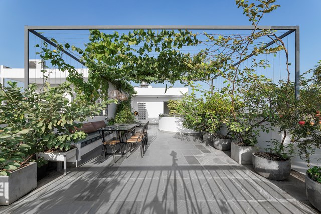 Tầng 3 l&agrave; ph&ograve;ng thờ, g&oacute;c giặt phơi v&agrave; khu vườn nhỏ trồng rau quả, thu hoạch nguy&ecirc;n liệu xanh cho bữa ăn h&agrave;ng ng&agrave;y.&nbsp;Kh&aacute;ch h&agrave;ng mong muốn khu vườn tr&ecirc;n s&acirc;n thượng l&agrave; nơi vui chơi của cả trẻ em v&agrave; người lớn để tổ chức tiệc BBQ ngo&agrave;i trời c&ugrave;ng bạn b&egrave; v&agrave;o cuối tuần.