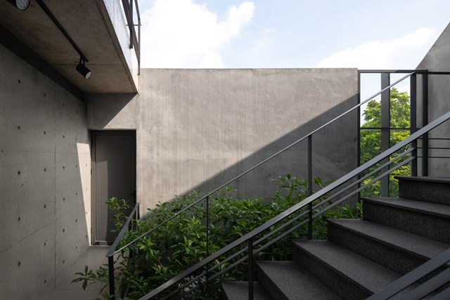 Để l&agrave;m m&aacute;t ng&ocirc;i nh&agrave; v&agrave;o m&ugrave;a h&egrave;, m&aacute;i nh&agrave; đ&atilde; được thiết kế với một lớp vật liệu c&aacute;ch nhiệt. N&oacute; l&agrave; lớp lưới v&agrave; đ&aacute; được trải l&ecirc;n tr&ecirc;n n&oacute;, tạo ra một khoảng trống với trần b&ecirc; t&ocirc;ng, cho ph&eacute;p tho&aacute;t nhiệt nhanh ch&oacute;ng v&agrave;o buổi chiều.&nbsp;