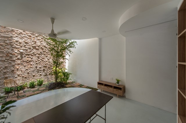 Ph&ograve;ng bếp v&agrave; ph&ograve;ng ăn - những kh&ocirc;ng gian được sử dụng nhiều nhất - được bố tr&iacute; ở trung t&acirc;m của ng&ocirc;i nh&agrave;.