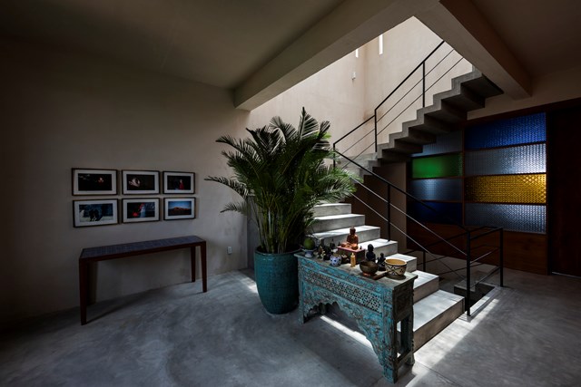 C&aacute;c khe hở theo phong c&aacute;ch Embrasure được sử dụng thay cho cửa sổ, gi&uacute;p lưu th&ocirc;ng kh&ocirc;ng kh&iacute; v&agrave; &aacute;nh s&aacute;ng mặt trời v&agrave;o nh&agrave;.&nbsp;Ch&uacute;ng cũng hoạt động như chiếc đồng hồ mặt trời, tạo ra những b&oacute;ng h&igrave;nh học sắc n&eacute;t được bi&ecirc;n đạo bởi &aacute;nh s&aacute;ng.