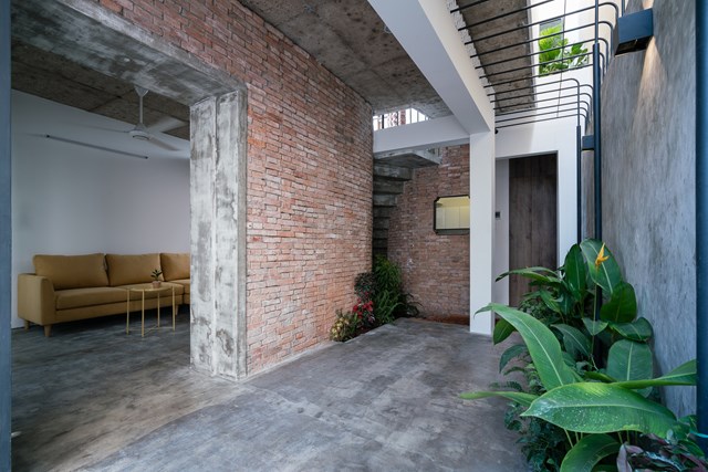 Hiện trạng l&agrave; một ng&ocirc;i nh&agrave; cổ nhỏ với một số đặc điểm kiến ​​tr&uacute;c quen thuộc như h&agrave;ng hi&ecirc;n, bức b&igrave;nh phong&hellip; Những chi tiết đ&oacute; được tận dụng trong thiết kế mới.