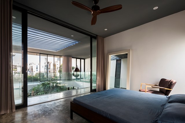 Tầng một, m&aacute;i hi&ecirc;n ph&acirc;n bố kh&ocirc;ng gian tho&aacute;ng đ&atilde;ng, c&oacute; 2 ph&ograve;ng ngủ v&agrave; ban c&ocirc;ng rộng nh&igrave;n ra to&agrave;n cảnh cảnh quan th&agrave;nh phố. Cửa sổ thiết kế l&agrave; cửa trượt lớn cho ph&eacute;p mở kh&ocirc;ng gian tối đa, ngay cả với ph&ograve;ng ngủ.&nbsp;