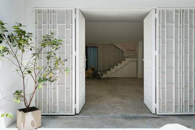 Hiện trạng khu đất c&oacute; diện t&iacute;ch 4 x18 m, nh&agrave; cao 4 tầng, được x&acirc;y dựng c&aacute;ch đ&acirc;y 15 năm với phong c&aacute;ch nh&agrave; ống hẹp rất đặc trưng của Việt Nam. Hệ thống cầu thang chia ng&ocirc;i nh&agrave; th&agrave;nh 2 phần: ph&iacute;a trước v&agrave; ph&iacute;a sau với c&aacute;c chức năng kh&aacute;c nhau.&nbsp;