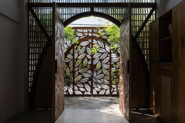 Tấm sắt mỏng lớn lơ lửng trong không gian, bao phủ toàn bộ ngôi nhà 5 tầng - Ảnh 1