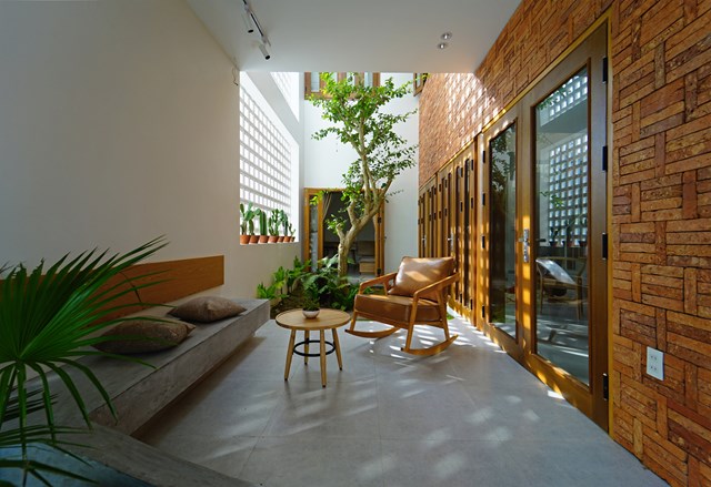 Khoảng đệm b&ecirc;n trong v&agrave; b&ecirc;n ngo&agrave;i ng&ocirc;i nh&agrave; sẽ trở n&ecirc;n sinh động v&igrave; c&acirc;y cối sẽ được bố tr&iacute; hầu hết ở những nơi c&oacute; &aacute;nh s&aacute;ng tự nhi&ecirc;n. Điều n&agrave;y sẽ l&agrave;m giảm đi đ&aacute;ng kể sự n&oacute;ng nực trong nh&agrave; v&agrave;o những ng&agrave;y nắng.&nbsp;