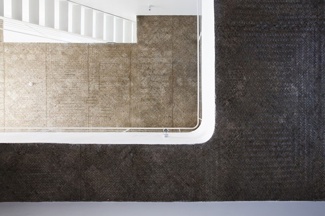 Đặc biệt ng&ocirc;i nh&agrave; đ&atilde; sử dụng tấm tre đan v&agrave;o cốp pha để đổ b&ecirc; t&ocirc;ng n&ecirc;n những hoa văn vẫn được giữ lại tr&ecirc;n bề mặt trần tạo n&ecirc;n điểm nhấn ấn tượng.