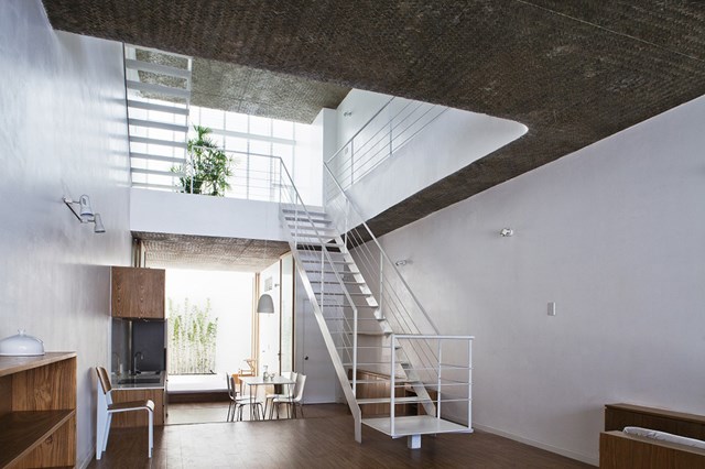 Thiết kế của Anh House nổi bật với 4 tấm s&agrave;n d&agrave;y chắc chắn v&agrave; kh&ocirc;ng c&oacute; v&aacute;ch ngăn cố định như th&ocirc;ng thường.