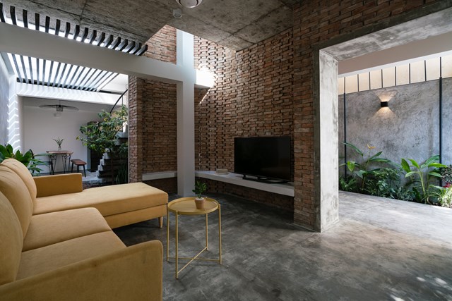 Với khoảng s&acirc;n rộng trước hi&ecirc;n nh&agrave;, c&aacute;c kiến tr&uacute;c sư đ&atilde; t&iacute;nh to&aacute;n độ cao của m&aacute;i nh&agrave; để h&igrave;nh th&agrave;nh một khu vực c&acirc;y xanh hợp l&yacute;.