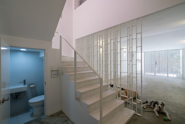 Mục đ&iacute;ch cải tạo nhằm t&aacute;i tạo kh&ocirc;ng gian sống tốt hơn cho cặp vợ chồng trẻ v&agrave; 2 ch&uacute; ch&oacute; của họ.&nbsp;