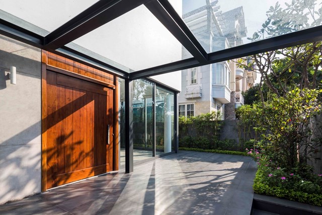 Phần ch&acirc;n tầng trệt được l&ugrave;i lại giữ nguy&ecirc;n h&igrave;nh hộp m&agrave;u trắng ph&iacute;a tr&ecirc;n. Đ&oacute; l&agrave; một kh&ocirc;ng gian mở kết hợp đảo bếp với ph&ograve;ng ăn v&agrave; ph&ograve;ng kh&aacute;ch.