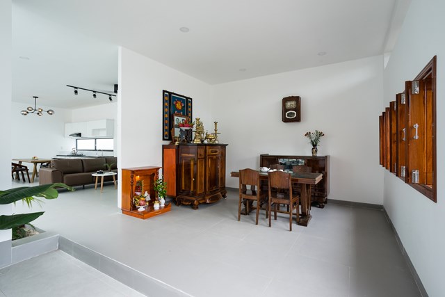 Trong kh&ocirc;ng gian thờ c&uacute;ng, gia chủ muốn tận dụng nội thất cũ.