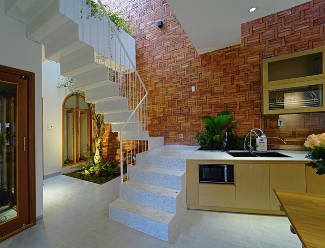 C&aacute;c m&agrave;u bổ sung được sử dụng để l&agrave;m dịu mắt người d&ugrave;ng cũng như lấy &aacute;nh s&aacute;ng mặt trời v&agrave; kết hợp với c&aacute;c vật liệu th&ocirc; c&oacute; m&agrave;u trung t&iacute;nh để tạo ra &aacute;nh s&aacute;ng dễ chịu.