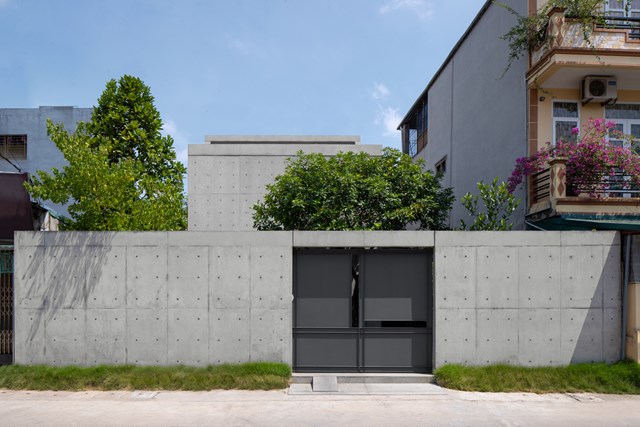 Ng&ocirc;i nh&agrave; 3 tầng c&oacute; m&aacute;i đ&aacute; d&agrave;nh cho một gia đ&igrave;nh c&oacute; 5 th&agrave;nh vi&ecirc;n được x&acirc;y dựng tại Thanh Tr&igrave;, H&agrave; Nội.&nbsp;C&aacute;c kiến tr&uacute;c sư x&aacute;c định yếu tố th&ocirc;ng gi&oacute; tự nhi&ecirc;n v&agrave; che nắng l&agrave; quan trọng nhất.