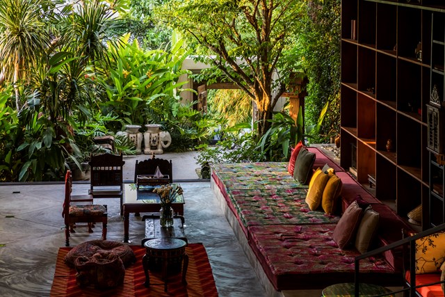 C&aacute;c vật dụng trong nh&agrave; được khảm hoa văn từ giường ch&iacute;nh, bồn tắm đến chỗ ngồi ph&ograve;ng kh&aacute;ch, tạo ra kh&ocirc;ng gian v&agrave; tầm nh&igrave;n kh&ocirc;ng bị gi&aacute;n đoạn từ tất cả c&aacute;c g&oacute;c.