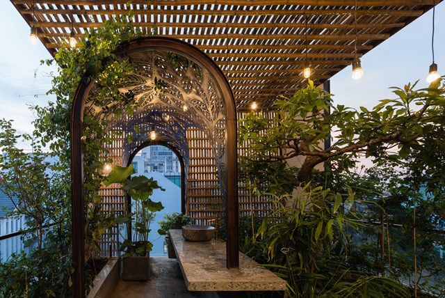 Sắt CNC c&ograve;n được d&ugrave;ng l&agrave;m nan che nắng ban c&ocirc;ng, cửa cổng ra v&agrave;o. Ch&uacute;ng ho&agrave;n to&agrave;n tạo ra cảm gi&aacute;c ng&ocirc;i nh&agrave; như một tổng thể mở, kết nối.