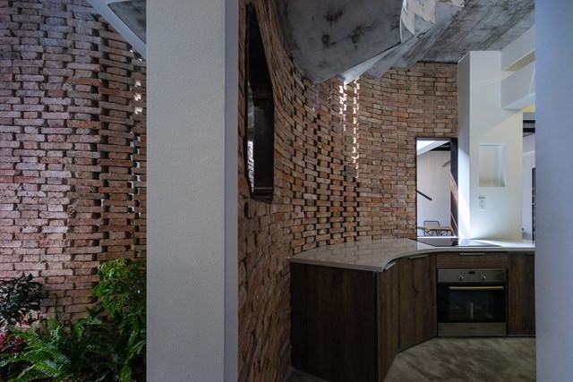 Thiết kế n&agrave;y d&agrave;nh cho một cặp vợ chồng trẻ c&oacute; lối sống giản dị. Chiều rộng của khu đất l&agrave; 6m, kh&aacute;c với chiều rộng của một d&atilde;y nh&agrave; điển h&igrave;nh ở TP HCM (4 m), cho ph&eacute;p ph&acirc;n chia kh&ocirc;ng gian theo cả hai hướng v&agrave; tạo n&ecirc;n sự đa chiều.