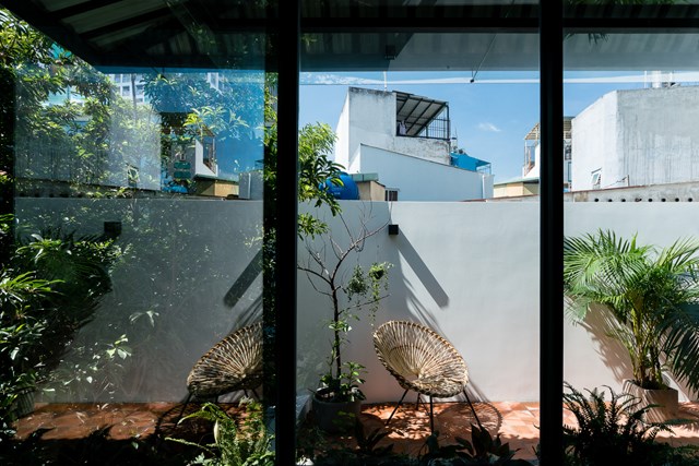 Trong một đ&ocirc; thị nhiệt đới với nhiệt độ cao quanh năm, b&oacute;ng c&acirc;y, s&acirc;n trong hoặc một chiếc &ocirc; sẽ tạo cảm gi&aacute;c thoải m&aacute;i. Đ&oacute; l&agrave; kh&ocirc;ng gian c&oacute; nhiệt độ thấp hơn b&ecirc;n ngo&agrave;i v&agrave; tạo ra một tầm nh&igrave;n tho&aacute;ng.&nbsp;