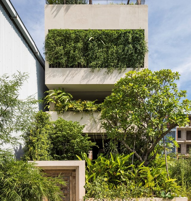 Ng&ocirc;i nh&agrave; dường như được chạm khắc từ một khối b&ecirc; t&ocirc;ng nguy&ecirc;n khối. Cũng như nhiều ng&ocirc;i nh&agrave; ống ở Việt Nam diện t&iacute;ch kh&aacute; chật hẹp, l&ocirc; đất h&igrave;nh thang độc đ&aacute;o, c&oacute; 2 mặt gi&aacute;p đường v&agrave; 2 mặt tiền hướng s&ocirc;ng S&agrave;i G&ograve;n.