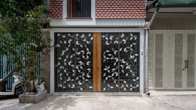 Ng&ocirc;i nh&agrave; được thiết kế cho một gia đ&igrave;nh 6 người, 3 thế hệ c&ugrave;ng sinh sống v&agrave; l&agrave;m việc. Sự đa dạng về nhu cầu v&agrave; đối tượng cũng l&agrave; một y&ecirc;u cầu cần được xử l&yacute; để l&agrave;m cho phương ph&aacute;p thiết kế trở n&ecirc;n phong ph&uacute; v&agrave; sinh động hơn.