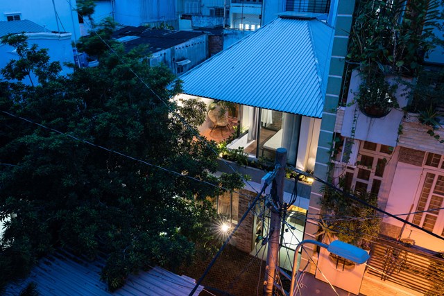 Ng&ocirc;i nh&agrave; nằm trong một g&oacute;c khuất trong con hẻm nhỏ ở Ph&uacute; Nhuận, TP HCM với diện t&iacute;ch 120 m2. Vị tr&iacute; n&agrave;y tạo cảm gi&aacute;c tĩnh lặng của khu&ocirc;n vi&ecirc;n b&ecirc;n trong cũng như sự ngỡ ng&agrave;ng trước khoảng s&acirc;n rộng khi đi qua cổng.