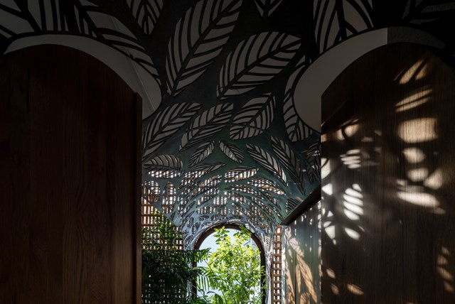 Những bức b&igrave;nh phong tre chạy dọc theo chiều d&agrave;i của mặt tiền - &ldquo;bức tường m&acirc;y&rdquo; trong kiến ​​tr&uacute;c truyền thống ở n&ocirc;ng th&ocirc;n Việt Nam, bảo vệ to&agrave;n bộ ng&ocirc;i nh&agrave; khỏi &aacute;nh nắng gay gắt của hướng t&acirc;y v&agrave; duy tr&igrave; sự ri&ecirc;ng tư cao.