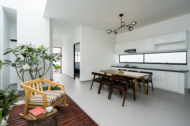 Được gia chủ tin tưởng, c&aacute;c kiến tr&uacute;c sư đ&atilde; đưa ra một &yacute; tưởng t&aacute;o bạo, đ&oacute; l&agrave; kh&ocirc;ng chỉ bảo tồn n&eacute;t đặc sắc truyền thống m&agrave; c&ograve;n kết hợp h&agrave;i h&ograve;a với n&eacute;t hiện đại v&agrave;o c&ocirc;ng tr&igrave;nh.&nbsp;&nbsp;