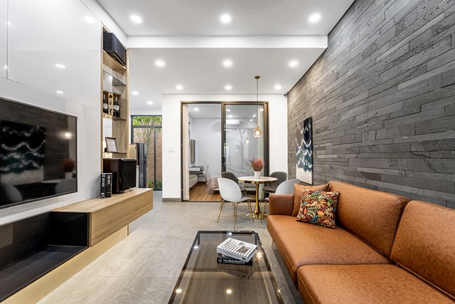 Nhà mặt tiền 5 m nhưng rộng bất ngờ vì một mẹo nhỏ - Ảnh 1 Nhà mặt tiền 5 m nhưng rộng bất ngờ vì một mẹo nhỏ - Ảnh 1