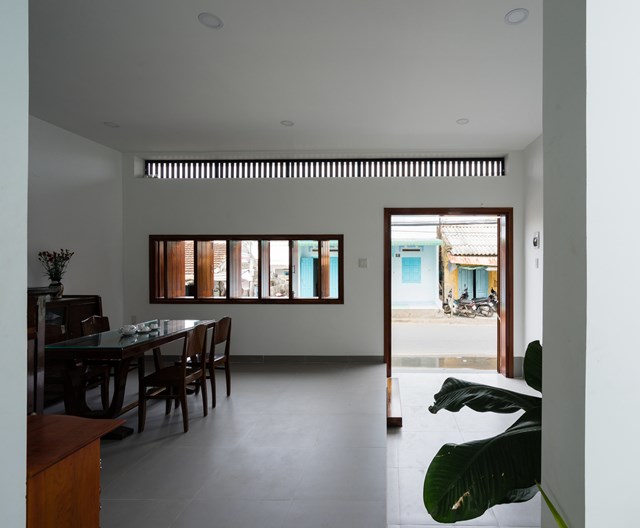 C&aacute;c kiến tr&uacute;c sư đ&atilde; tổ chức lại c&aacute;c kh&ocirc;ng gian b&ecirc;n trong, cũng như đơn giản h&oacute;a chức năng ng&ocirc;i nh&agrave;. Nh&igrave;n chung, ng&ocirc;i nh&agrave; được chia theo quy tắc một phần ba, t&aacute;ch biệt giữa truyền thống v&agrave; hiện đại.