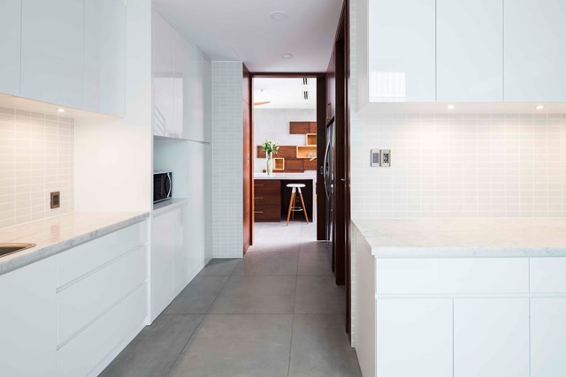 Tr&aacute;i ngược với tầng trệt, phần n&agrave;y l&agrave; một khối ki&ecirc;n cố với những bức tường gạch đ&ocirc;i d&agrave;y được c&aacute;ch nhiệt để giữ cho ng&ocirc;i nh&agrave; m&aacute;t mẻ v&agrave; điều h&ograve;a kh&ocirc;ng kh&iacute; hiệu quả hơn.&nbsp;