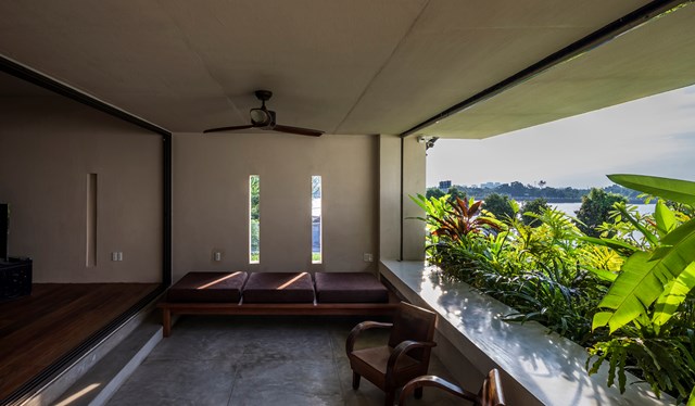 Một ph&ograve;ng kh&aacute;ch ngo&agrave;i trời dẫn ra khu vườn vui nhộn nằm tr&ecirc;n mặt phố, khuất khỏi b&ecirc;n ngo&agrave;i. Khu vườn được đan xen khắp ng&ocirc;i nh&agrave;, nhờ đ&oacute; thực vật được sống giữa c&aacute;c tầng, t&ocirc; điểm cho c&aacute;c dạng khối cơ bản của cấu tr&uacute;c.