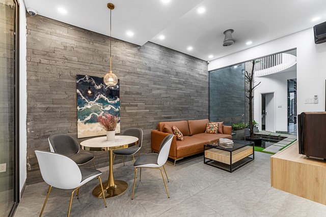 Mặt sau l&agrave; căn hộ studio diện t&iacute;ch 40 m2 l&agrave;m ph&ograve;ng trưng b&agrave;y mẫu nội thất để kh&aacute;ch h&agrave;ng tham quan v&agrave; cảm nhận chất lượng sản phẩm.