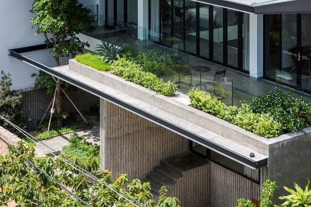 L&ocirc; đất rộng 13 m v&agrave; s&acirc;u 19 m. Tận dụng lợi thế của diện t&iacute;ch đất, to&agrave;n bộ ng&ocirc;i nh&agrave; được tổ chức xung quanh một s&acirc;n trong mang lại nhiều &aacute;nh s&aacute;ng tự nhi&ecirc;n.