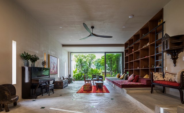 Ban c&ocirc;ng được l&ugrave;i v&agrave;o b&ecirc;n trong thay v&igrave; nh&ocirc; ra b&ecirc;n ngo&agrave;i. Phương ph&aacute;p trừ l&ugrave;i n&agrave;y gi&uacute;p nh&agrave; c&oacute; th&ecirc;m b&oacute;ng r&acirc;m m&agrave; vẫn giữ được ri&ecirc;ng tư khi nh&igrave;n từ b&ecirc;n ngo&agrave;i.