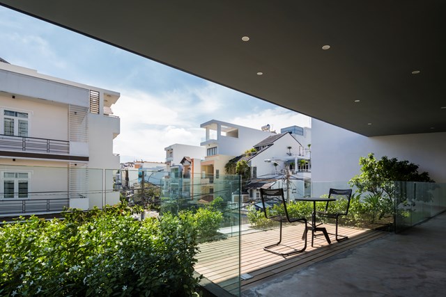 Tầng trệt được n&acirc;ng cao một ch&uacute;t so với mặt phố để giữ cho tầm nh&igrave;n từ khu ăn uống qua s&acirc;n để xe. H&agrave;ng r&agrave;o tường ph&iacute;a trước mang lại sự ri&ecirc;ng tư ho&agrave;n to&agrave;n v&agrave; t&aacute;ch biệt ng&ocirc;i nh&agrave; với đường phố đ&ocirc;ng đ&uacute;c.