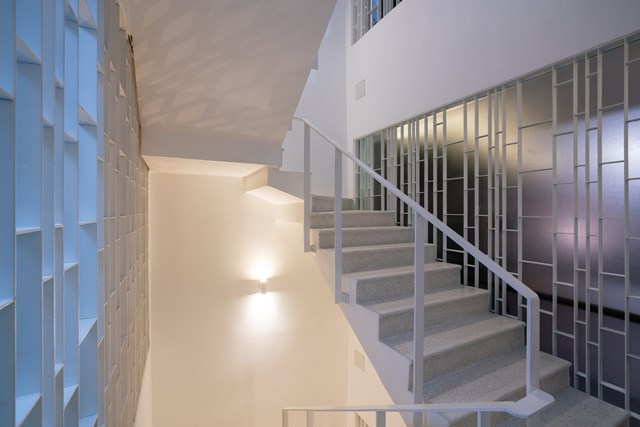 C&aacute;c kiến tr&uacute;c sư khai th&aacute;c tối đa c&aacute;c khung cửa th&ocirc;ng tho&aacute;ng ở mặt tiền mang nhiều &aacute;nh s&aacute;ng tự nhi&ecirc;n v&agrave;o nh&agrave;.