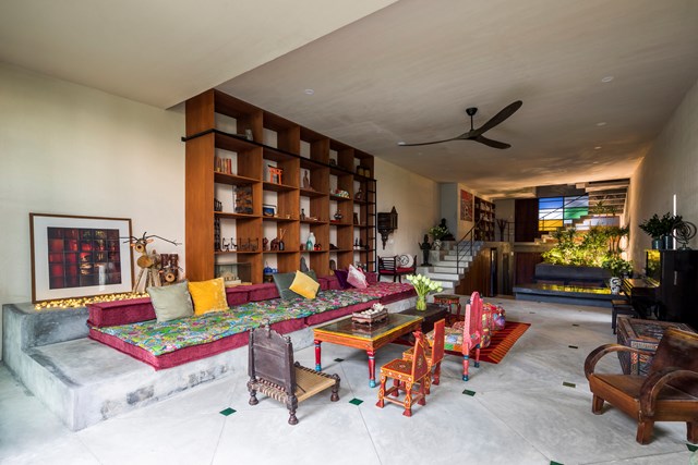 Chiến lược thiết kế kh&ocirc;ng gian chia đ&ocirc;i t&ograve;a nh&agrave; h&igrave;nh thang th&agrave;nh c&aacute;c ph&ograve;ng lớn h&igrave;nh chữ nhật với c&aacute;c ph&ograve;ng phụ kh&aacute;c nhau.