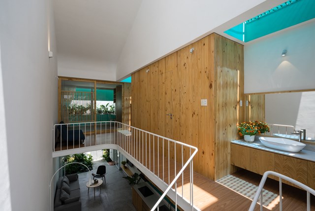 Hệ thống v&aacute;ch ngăn c&oacute; thể di chuyển được, nh&agrave; vệ sinh ẩn trong tủ gỗ, nắng chiếu khắp nơi, gi&oacute; thoảng qua nh&egrave; nhẹ...