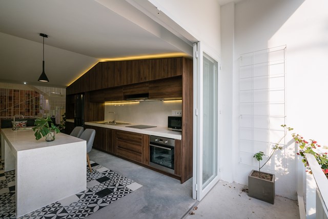 Cải tạo nhà hẹp ngang tạo không gian sống lý tưởng cho cặp vợ chồng trẻ và 2 chú chó - Ảnh 1